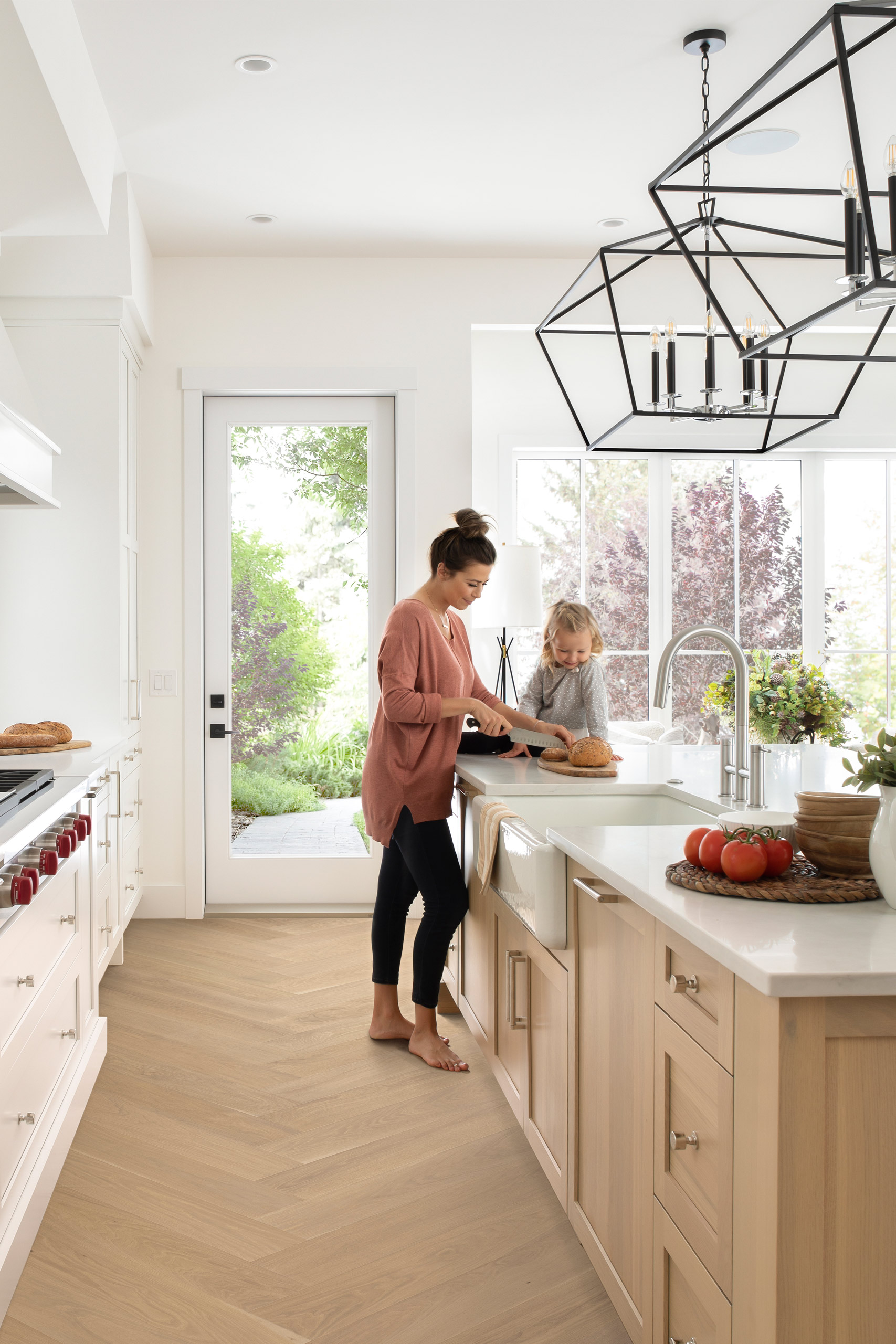 https://craftfloor.com/wp-content/uploads/2018/12/Genoa-Herringbone-Oak-kitchen-people.jpg