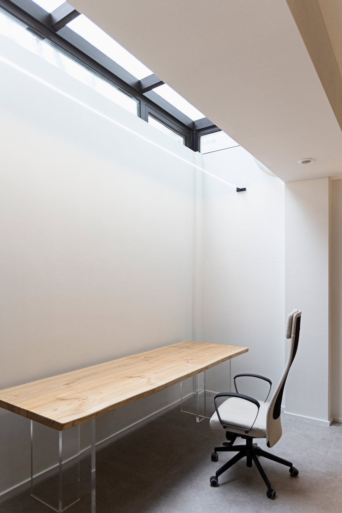 https://craftfloor.com/wp-content/uploads/2025/03/Kawartha-Nanhu-desk.jpg