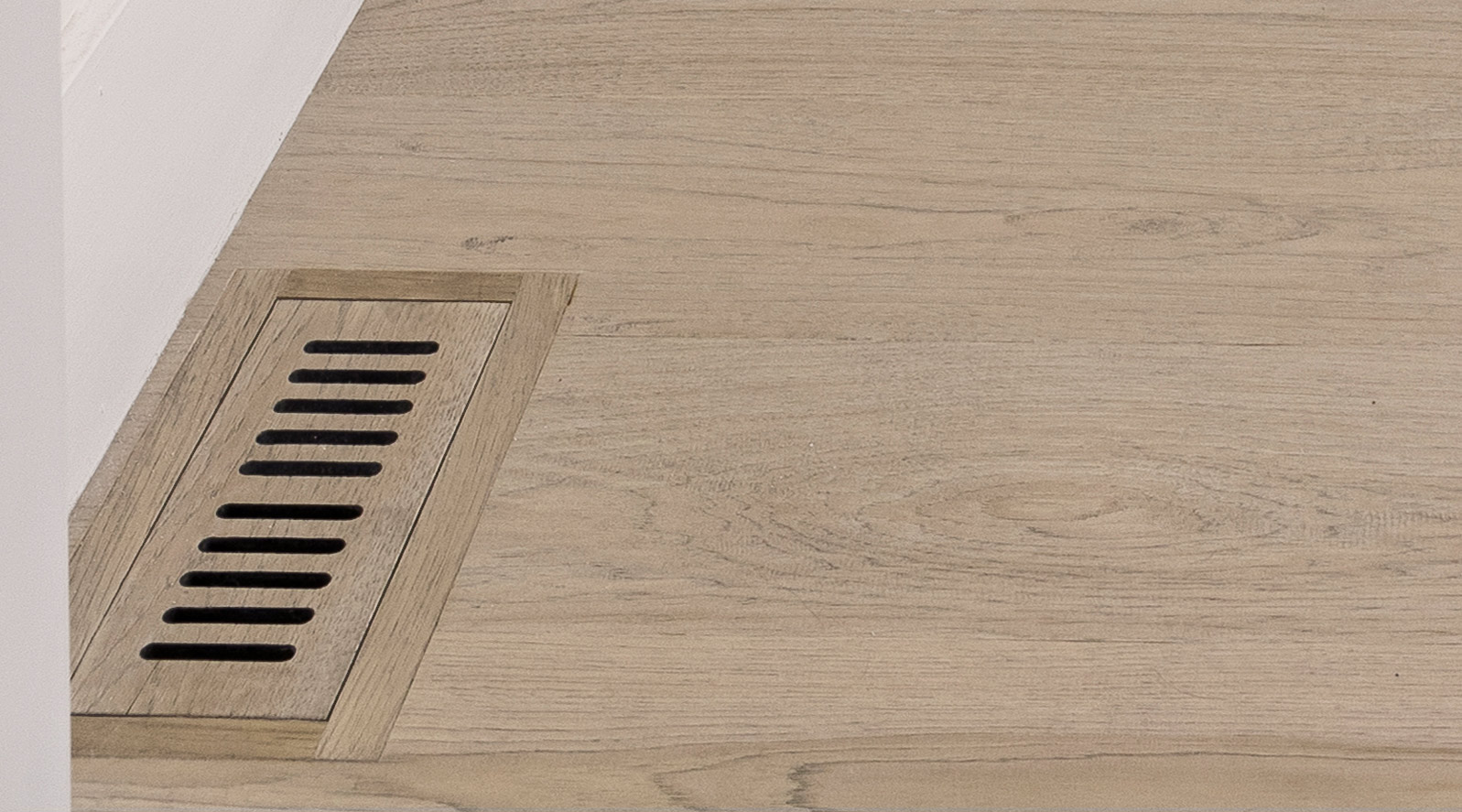 https://craftfloor.com/wp-content/uploads/2025/04/vent-Avila-Hickory-bed-hall.jpg