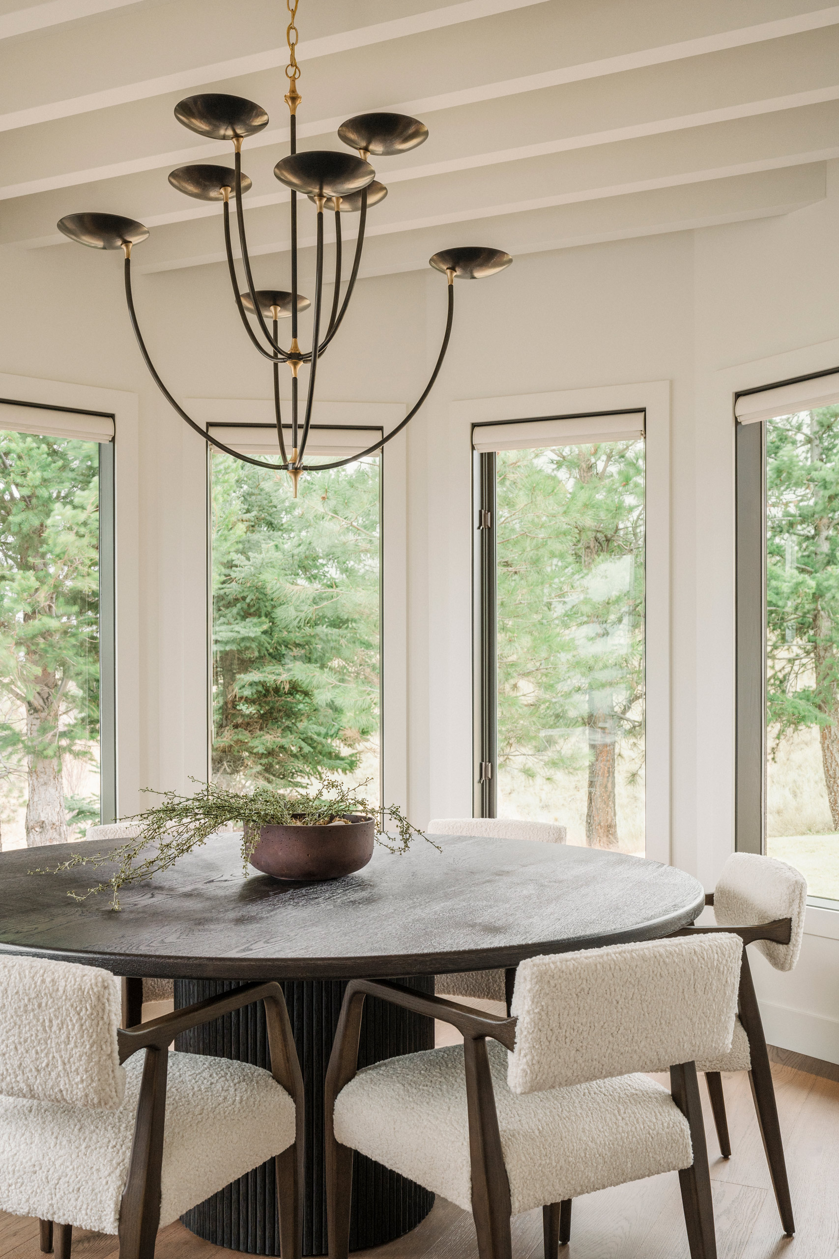 https://craftfloor.com/wp-content/uploads/2025/05/Naramata.Oak_.Nevodesignhouse.Kamloops-Dining-detail.jpg