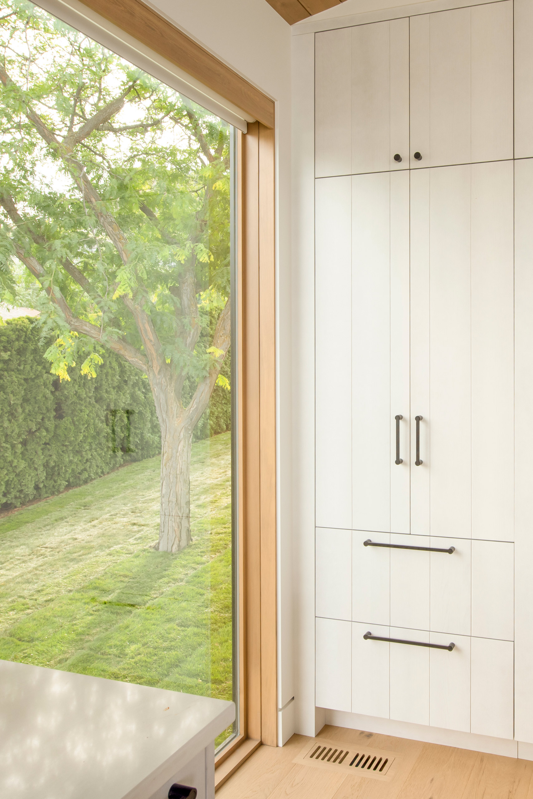 https://craftfloor.com/wp-content/uploads/2025/07/Gravina-Oak-Vernon-2025-Kitchen4.jpg