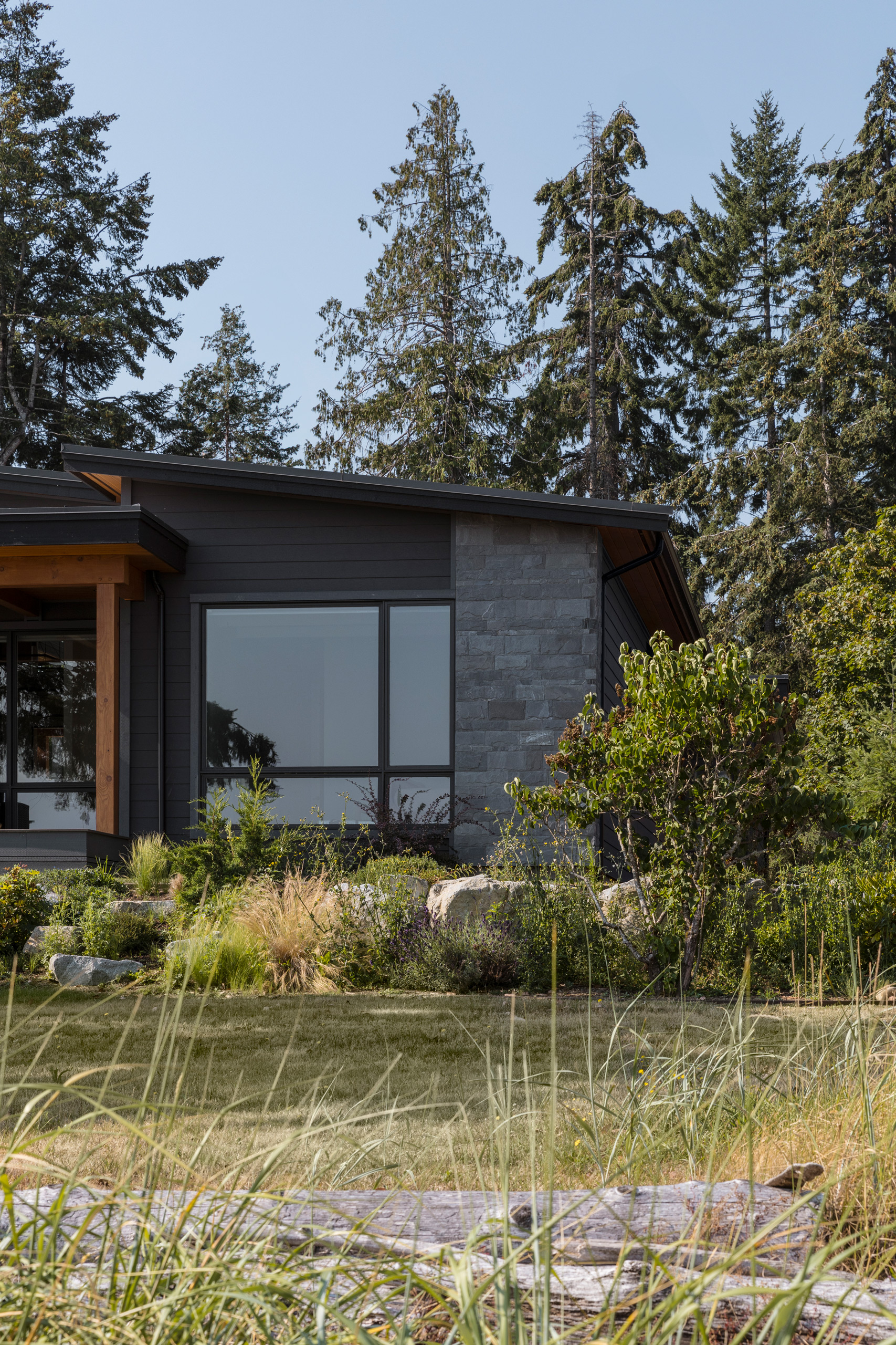 https://craftfloor.com/wp-content/uploads/2025/10/Genoa-Oak-StudioHAWA-VancouverIsland-Exterior.jpg